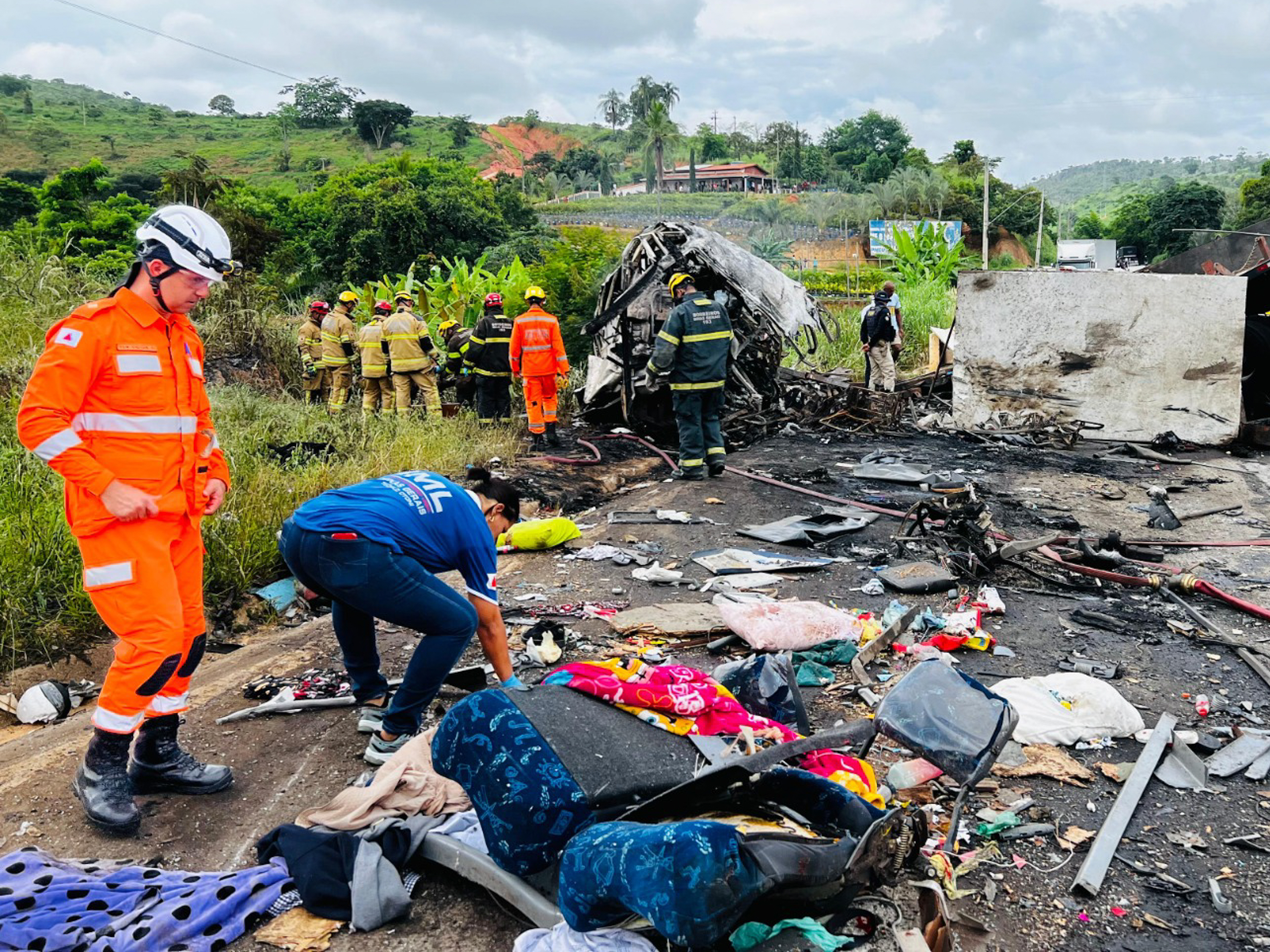 Fotografía cedida este sábado por Bomberos de Minas Gerais que muestra bomberos recorriendo la zona donde ocurrió el accidente de un autobús cerca de la ciudad de Teófilo Otoni, en el Estado de Minas Gerais (Brasil). EFE/Bomberos de Minas Gerais /