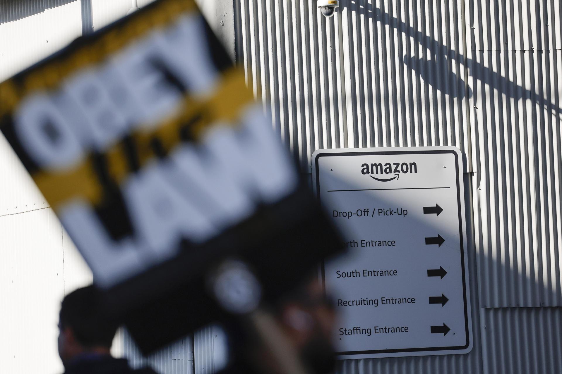 Los trabajadores de Amazon se unieron a una huelga nacional liderada por el sindicato Teamsters en un almacén de Amazon en San Francisco, California, EE.UU., el 19 de diciembre de 2024. Los trabajadores de San Francisco se unen a otros siete lugares en importantes centros de entrega alrededor de las ciudades de Nueva York, Atlanta, Chicago y Los Ángeles, exigiendo el reconocimiento del sindicato y la mejora de las condiciones de trabajo. (Nueva York) EFE/EPA/JOHN G. MABANGLO