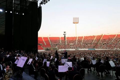 Paula Escobar y el "momento inolvidable" de la Orquesta Sinfónica de Chile en el Estadio Nacional: "Es posible el encuentro, en Chile nadie sobra"