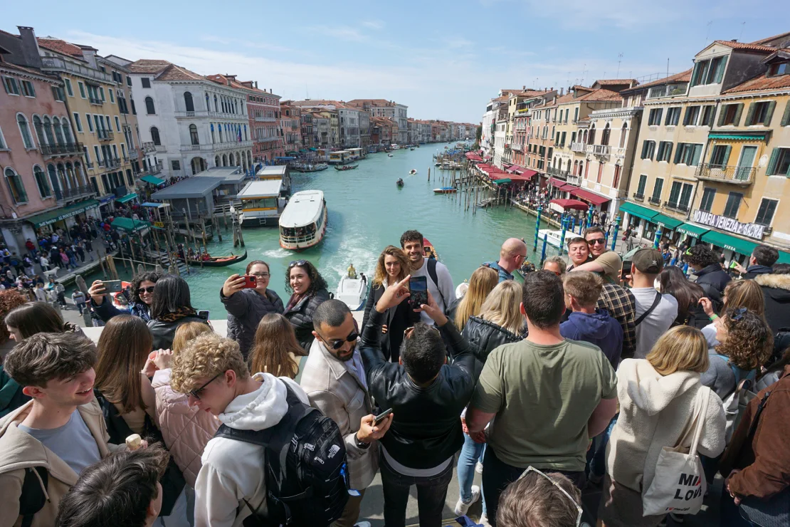 Una ley italiana de 2022 ha hecho que los turistas sean más susceptibles a delitos menores, dice Poli. Andrea Merola/Bloomberg/Getty Images