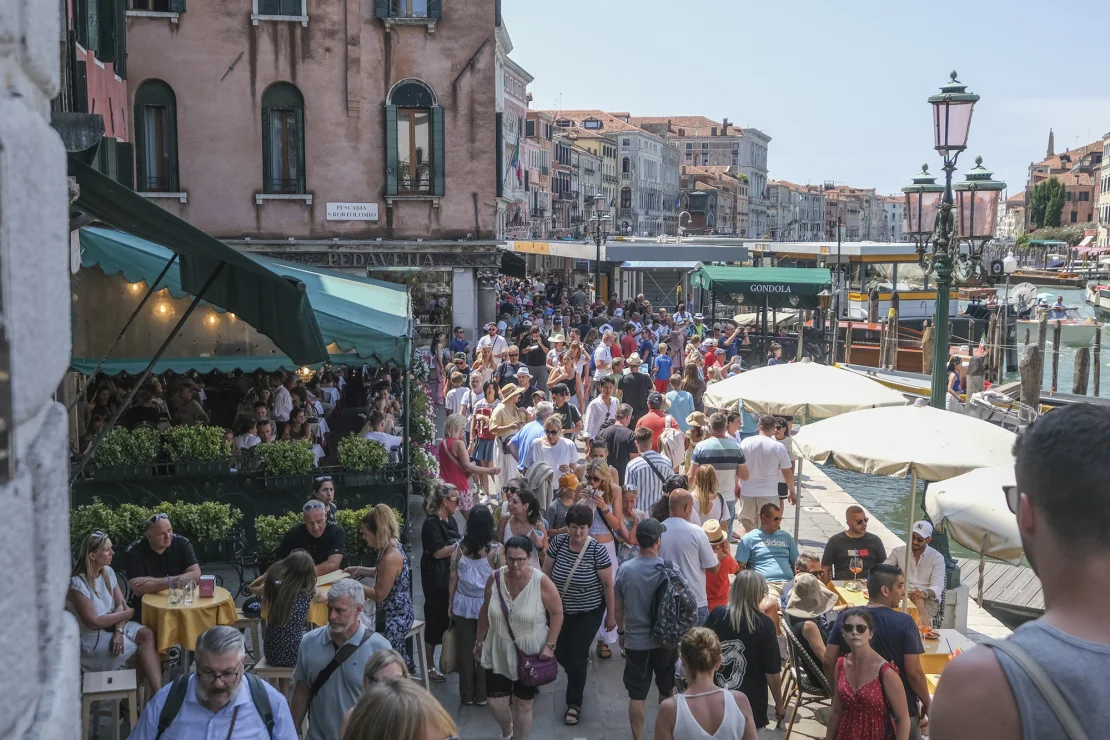 Las calles de Venecia están abarrotadas de turistas, lo que las convierte en una «mina de oro» para pequeños robos. Stefano Mazzola/Getty Images