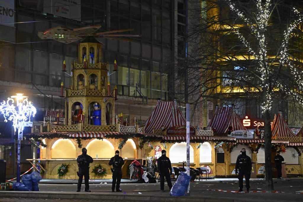 Fuerzas de seguridad montan guardia a primera hora del sábado en la entrada del mercado navideño. John MacDougall/AFP/Getty Images vía CNN Newsource