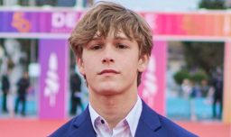 Muere actor adolescente de 'Baby Driver' tras caerse de un vehículo en marcha