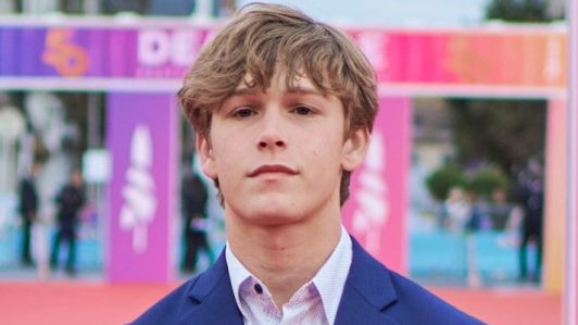 Muere actor adolescente de 'Baby Driver' tras caerse de un vehículo en marcha