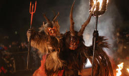 El origen de Krampus, el tradicional demonio que aterroriza a Austria durante el desfile de San Nicolás en Navidad