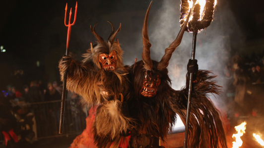 El origen de Krampus, el tradicional demonio que aterroriza a Austria durante el desfile de San Nicolás en Navidad