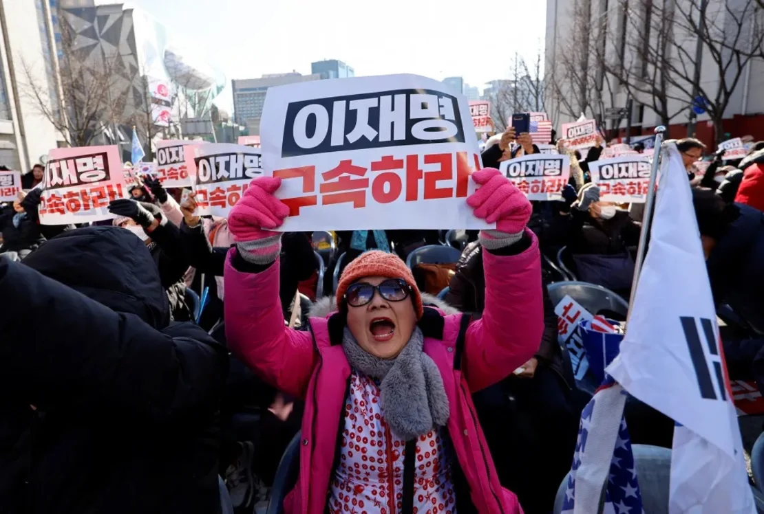 Una manifestante sostiene un cartel que dice "Arresten a Lee Jae-myung" en una manifestación de grupos conservadores que apoyan al presidente de Corea del Sur Yoon Suk Yeol, el 7 de diciembre de 2024. Kim Soo-hyeon/Reuters