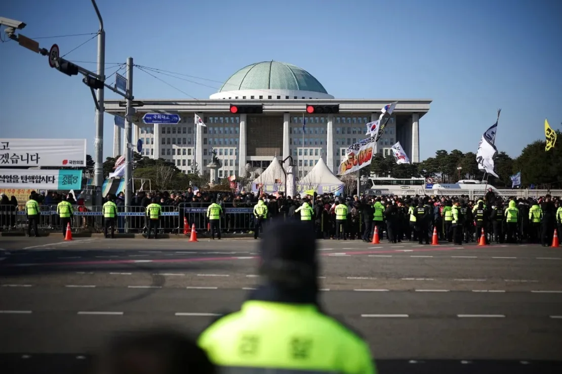 Manifestantes se congregan frente a la Asamblea Nacional en Seúl, Corea del Sur, para pedir la destitución del presidente del país Yoon Suk Yeol, el 7 de diciembre de 2024. Kim Hong-Ji/Reuters