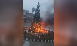 Cristianos protestan en la capital siria, Damasco, tras la quema de un árbol de Navidad