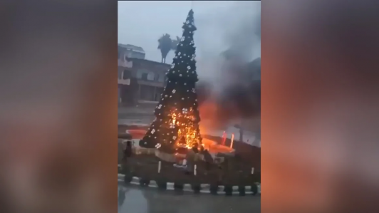 Cristianos protestan en la capital siria, Damasco, tras la quema de un árbol de Navidad