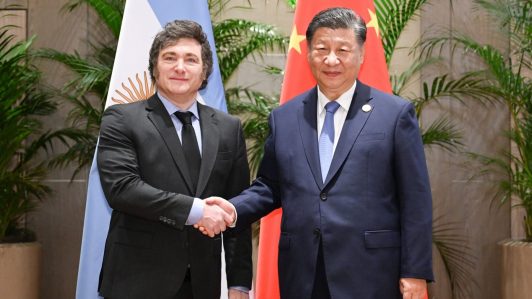 ¿Doble estándar de Milei?: Petro pública foto de presidente argentino con Xi Jinping en medio de criticas a Boric