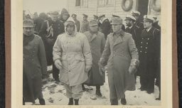 Con ventilador, chaquetas con plumas de ganso y en pleno verano: ¿Cómo La Moneda hizo en 1948 imágenes falsas del viaje de González Videla a la Antártica?