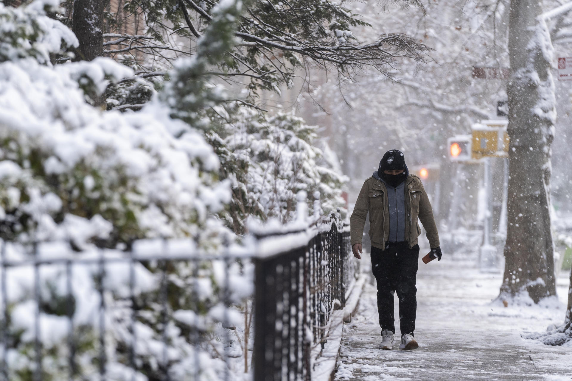  Una persona camina por una calle cubierta de nieve en Queens, New York (EE.UU.). Archivo. EFE/Ángel Colmenares