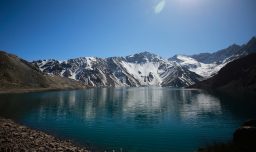 Liberación de agua en el Embalse El Yeso: Aumento peligroso del caudal del río Maipo genera preocupación