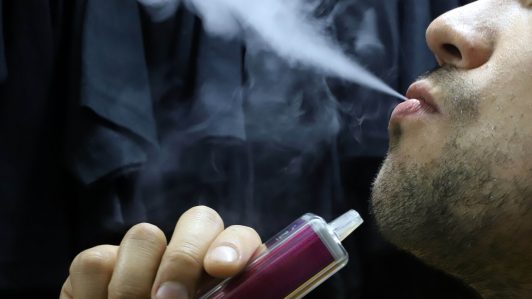 Uso de vapeadores: Instituto de Salud Pública identificó "graves daños" a la salud de las personas