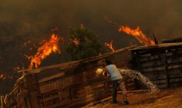 ¿Por qué no hay combate aéreo nocturno en Chile? Experto acusa "resistencia al cambio" en el enfrentamiento de los incendios forestales