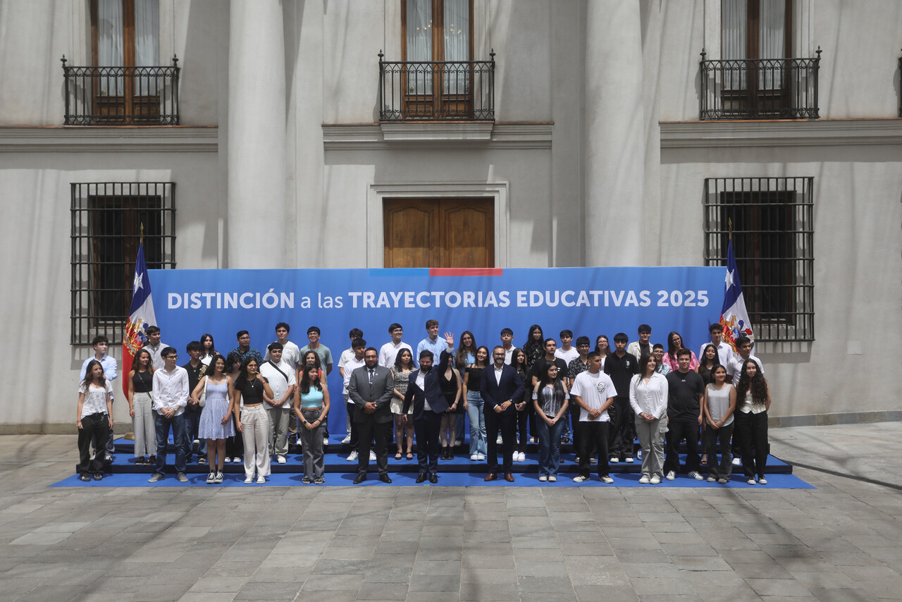 El Presidente de la República, Gabriel Boric Font, junto al ministro de Educación, Nicolás Cataldo, y el subsecretario de Educación Superior, Víctor Orellana, encabeza desayuno de Distinción a las Trayectorias Educativas, en el que se reconocerá a estudiantes por sus resultados en la Prueba de Acceso a la Educación Superior (PAES). FOTO: SEBASTIAN BELTRAN GAETE / AGENCIUNO