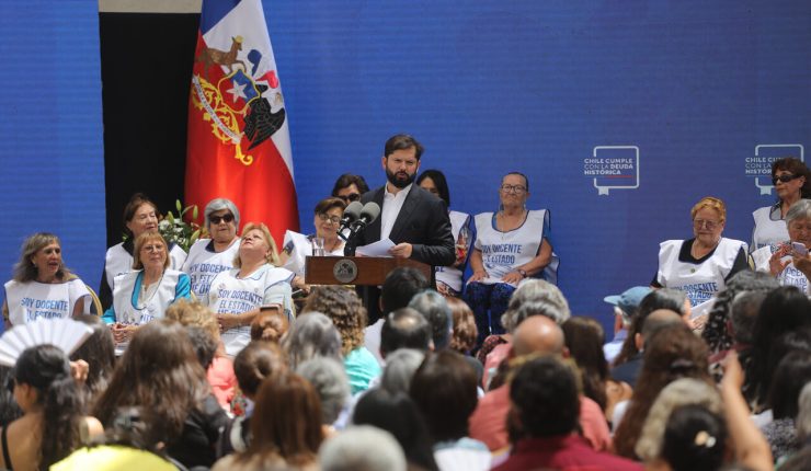 Presidente Boric promulga ley para saldar deuda docente