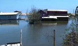 Graves inundaciones afectan a Laguna Verde: Más de una decena de familias damnificadas