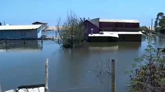 Graves inundaciones afectan a Laguna Verde: Más de una decena de familias damnificadas