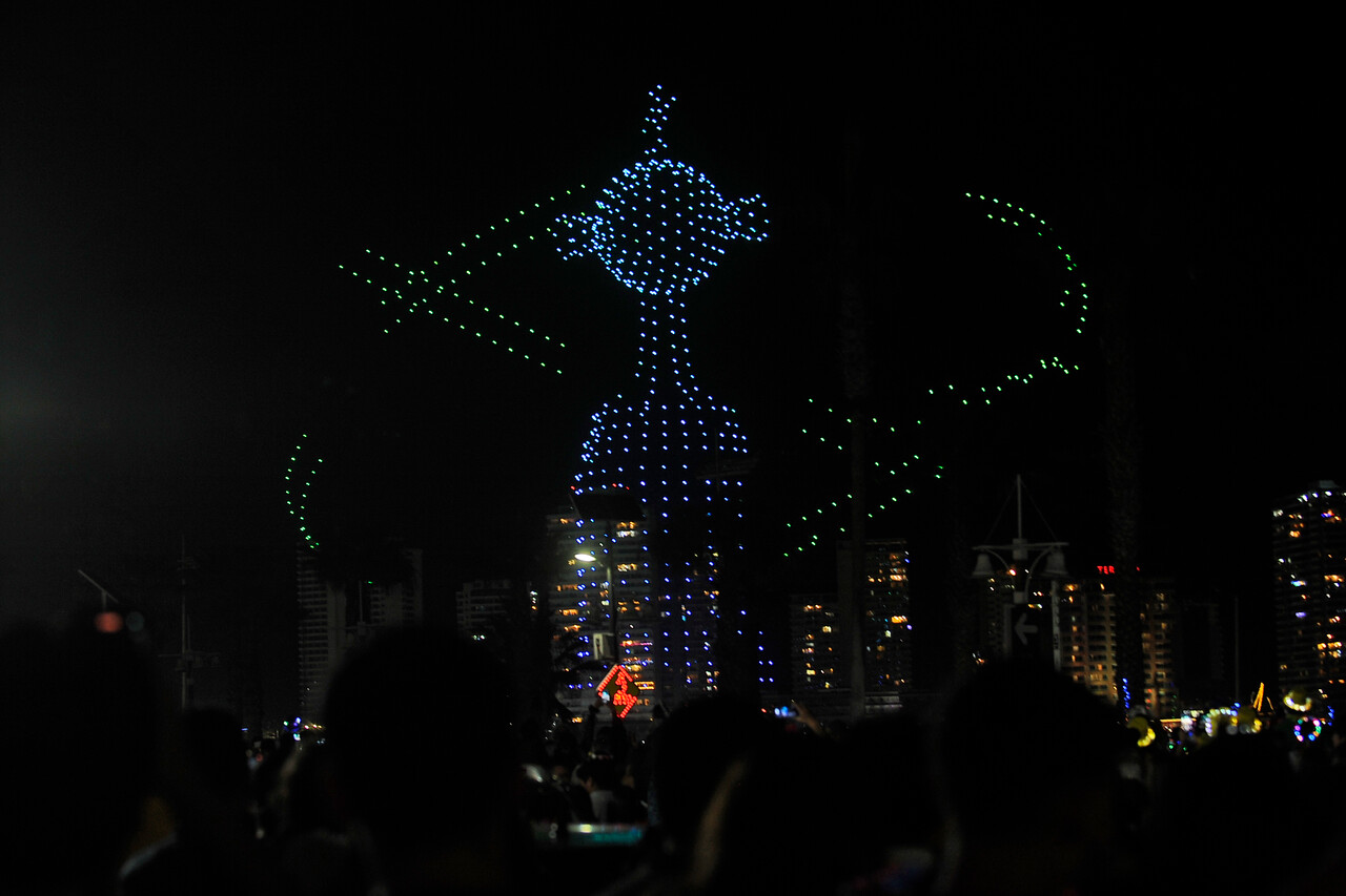 La Municipalidad de Iquique dispuso de un show de drones en Playa Cavancha para recibir el nuevo año 