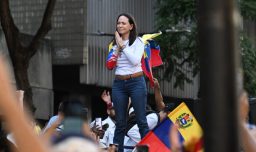 María Corina Machado reaparece en una marcha opositora en Venezuela tras 133 días de clandestinidad