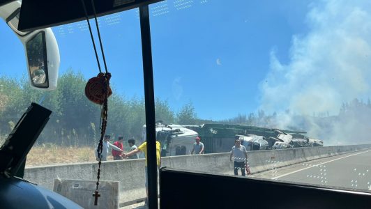 Grave accidente de camión que transportaba vehículos provoca incendio en pastizales en la autopista de Tomé