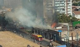 Incendio en pleno centro de Santiago genera pánico y obliga a evacuar: Siniestro movilizó a 14 compañías de Bomberos