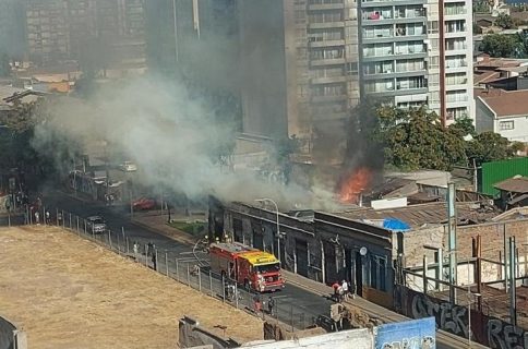 Incendio en pleno centro de Santiago genera pánico y obliga a evacuar: Siniestro movilizó a 14 compañías de Bomberos