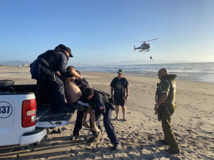 Rescatan a hombre con helicóptero naval en Punta Teatinos: Víctima se encontraba en peligro de inmersión