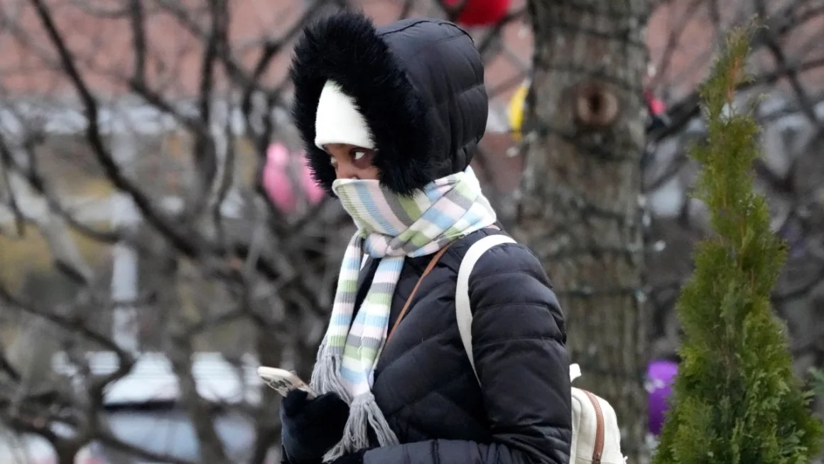 Una persona se abriga durante un día frío en Skokie, Illinois, el 12 de diciembre de 2024. Nam Y. Huh/AP