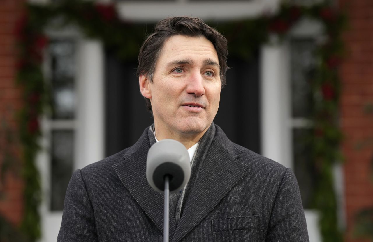 El primer ministro canadiense, Justin Trudeau, habla con la prensa afuera de Rideau Cottage en Ottawa, Canadá, el 6 de enero. 