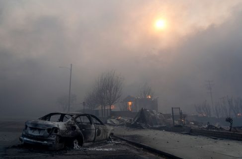 Al menos cinco personas fallecidas en medio de incendios forestales en Los Ángeles, Estados Unidos