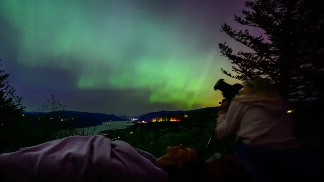 Las auroras boreales se pueden ver en los cielos sobre Chanticleer Point Lookout en el Columbia River Gorge en las primeras horas de la mañana del 11 de mayo de 2024, en Latourell, Oregon. Mathieu Lewis-Rolland/Getty Images Sumando las exposiciones tomadas durante 30 minutos en una noche de principios de junio, una imagen compuesta representa el cielo lleno de satélites.