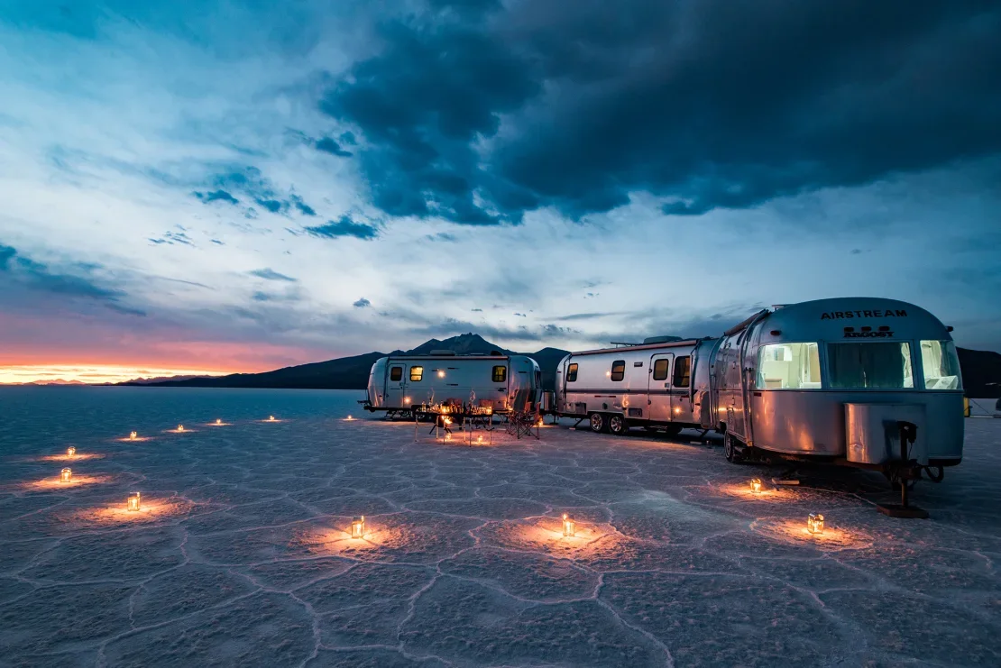 Los remolques Airstream de moda brindan una forma de pasar la noche en el Salar de Uyuni, la llanura de sal más grande del mundo. Journey Latin America