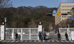 Seguidores del presidente de Corea del Sur se concentran fuera de su residencia tras orden de arresto