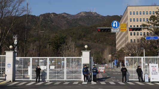 Seguidores del presidente de Corea del Sur se concentran fuera de su residencia tras orden de arresto