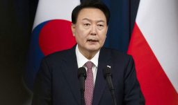 Funcionarios anticorrupción llegan a la residencia del presidente de Corea del Sur para ejecutar una orden de arresto