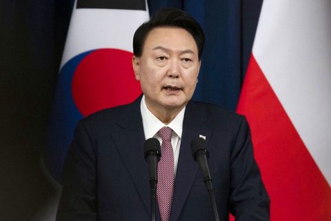 Funcionarios anticorrupción llegan a la residencia del presidente de Corea del Sur para ejecutar una orden de arresto