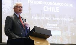 OCDE destaca la "firmeza" económica de Chile y recomienda potenciar la infraestructura energética