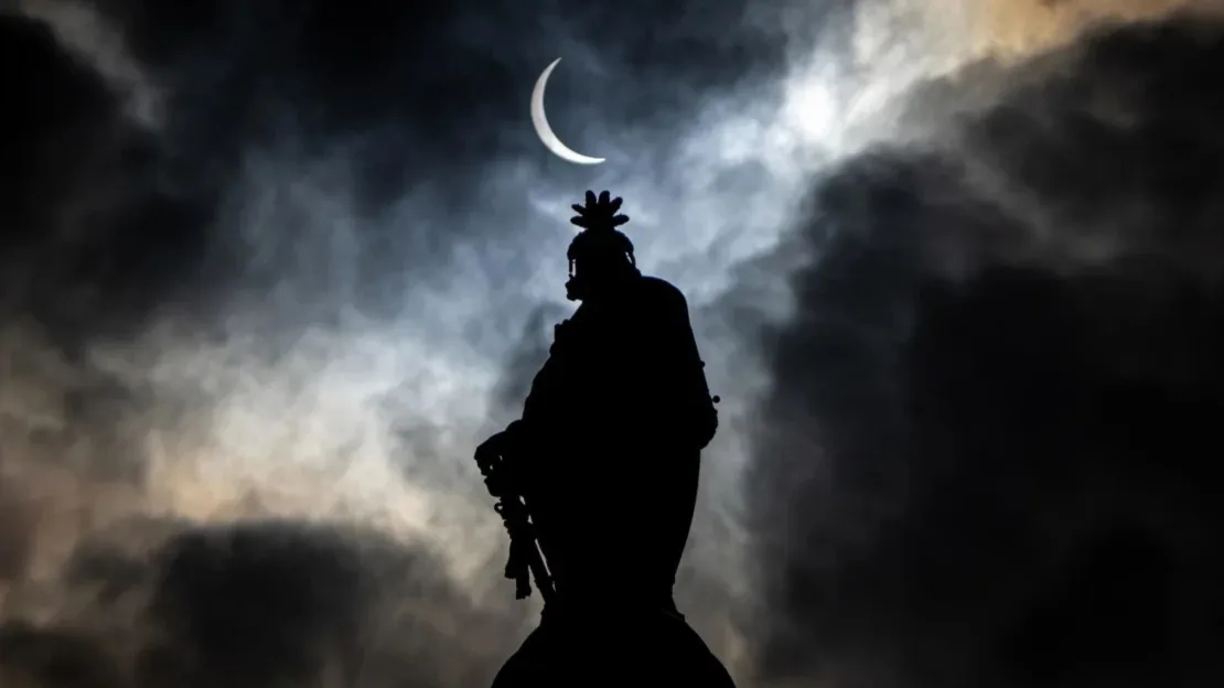 Un eclipse solar parcial en forma de media luna se ve sobre la Estatua de la Libertad en la cúpula del Capitolio de EE.UU. en abril de 2024 en Washington. Andrew Harnik/Getty Images