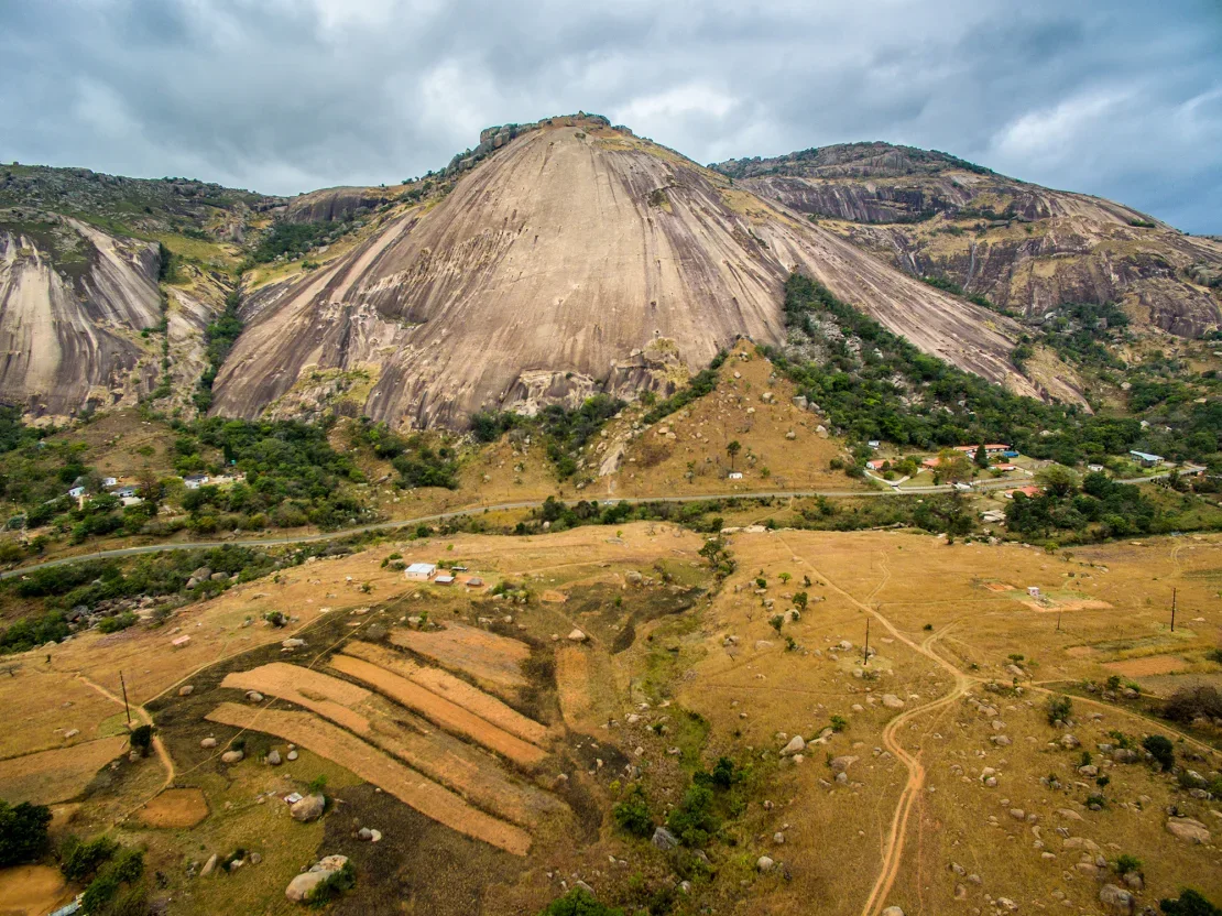 La roca Sibebe de Eswatini es el plutón de granito expuesto más grande del mundo. Edwin Remsberg/The Image Bank RF/Getty Images