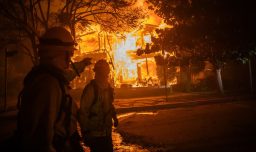 Devastadores incendios forestales en Los Ángeles, Estados Unidos: Vientos por sobre 100 km/h dificultan labor de bomberos