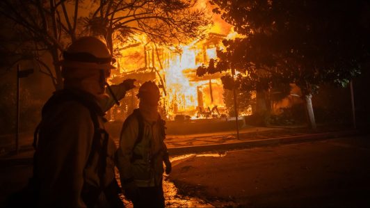 Devastadores incendios forestales en Los Ángeles, Estados Unidos: Vientos por sobre 100 km/h dificultan labor de bomberos