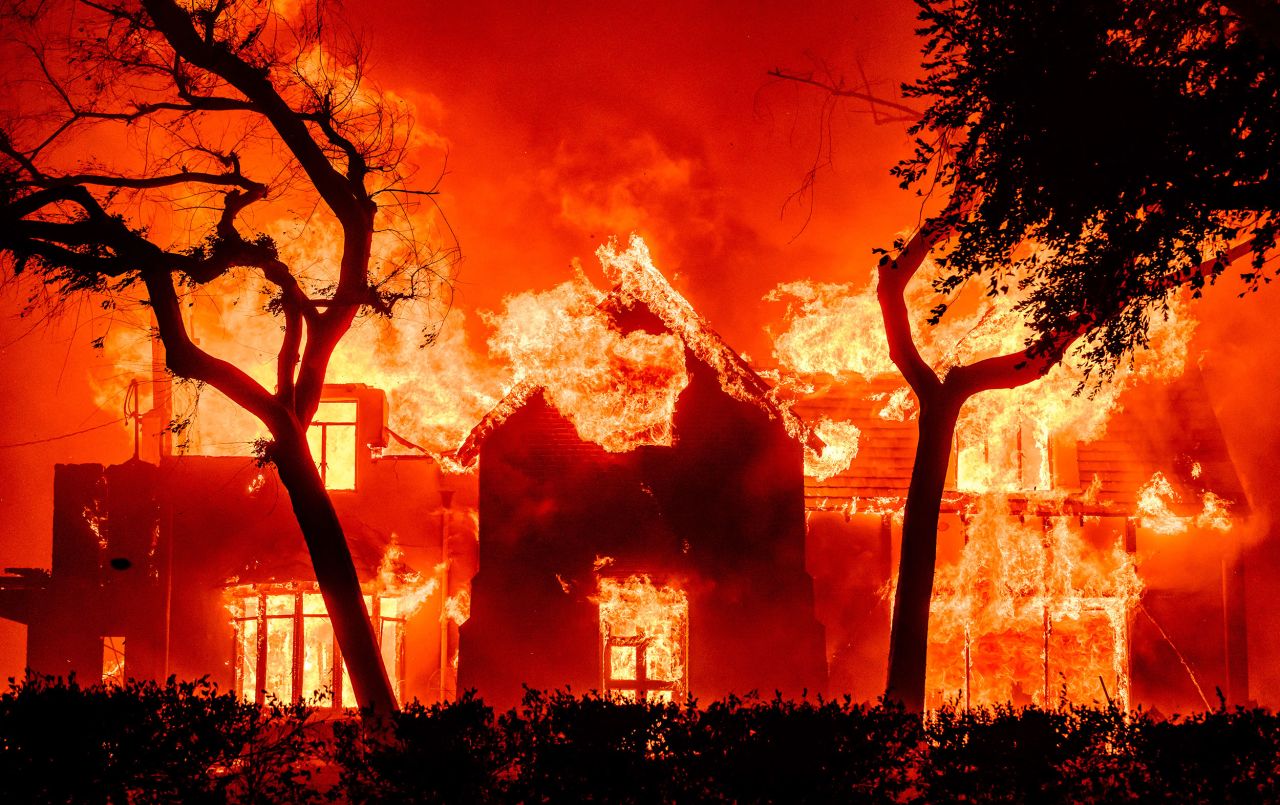 Una casa está envuelta en llamas durante el incendio de Eaton en el área de Altadena del condado de Los Ángeles, el 8 de enero. Josh Edelson/AFP/Imágenes Getty