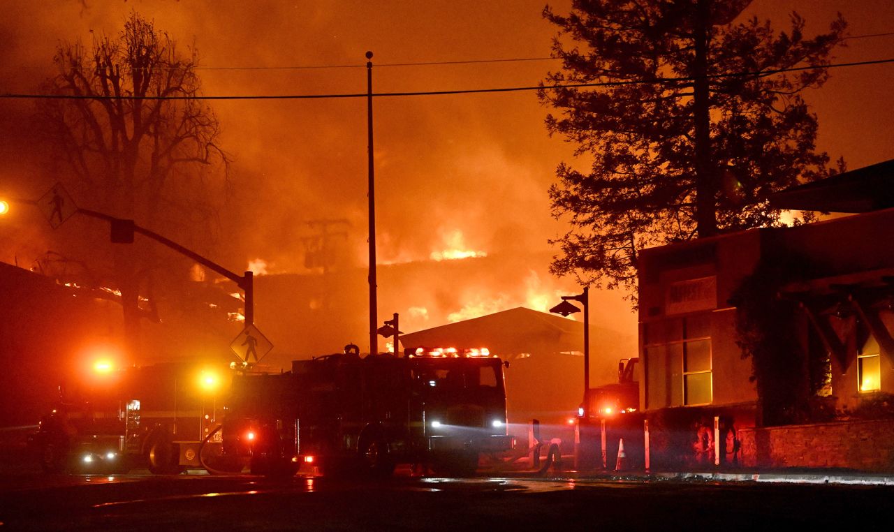 El Grupo Médico AltaMed arde el martes a lo largo de Washington Blvd durante el incendio Eaton en Pasadena. Keith Birmingham/Grupo MediaNews/Pasadena Star-News/Imágenes Getty