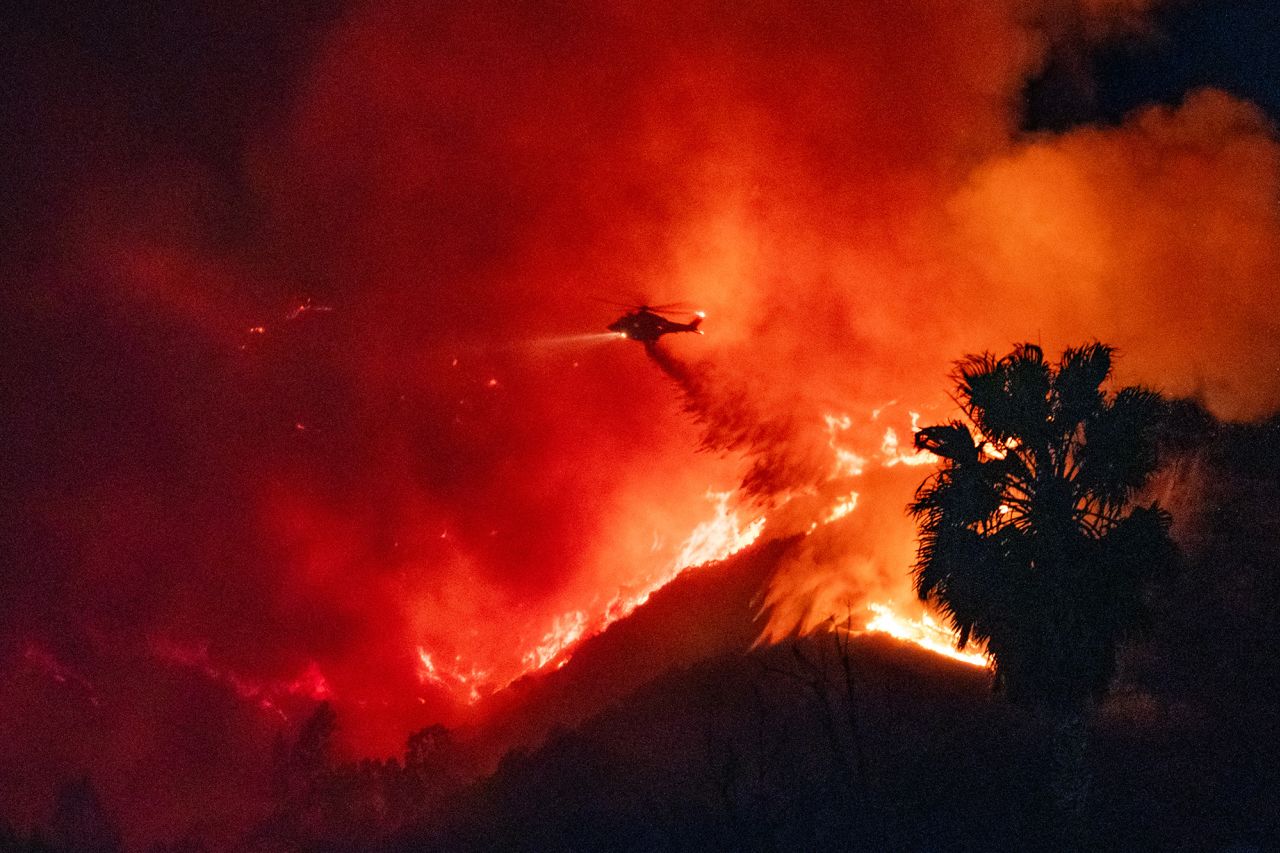 Se ven helicópteros arrojando agua sobre el incendio de Sunset el 8 de enero. Aaron P./Bauer-Griffin/GC Images/Getty Images