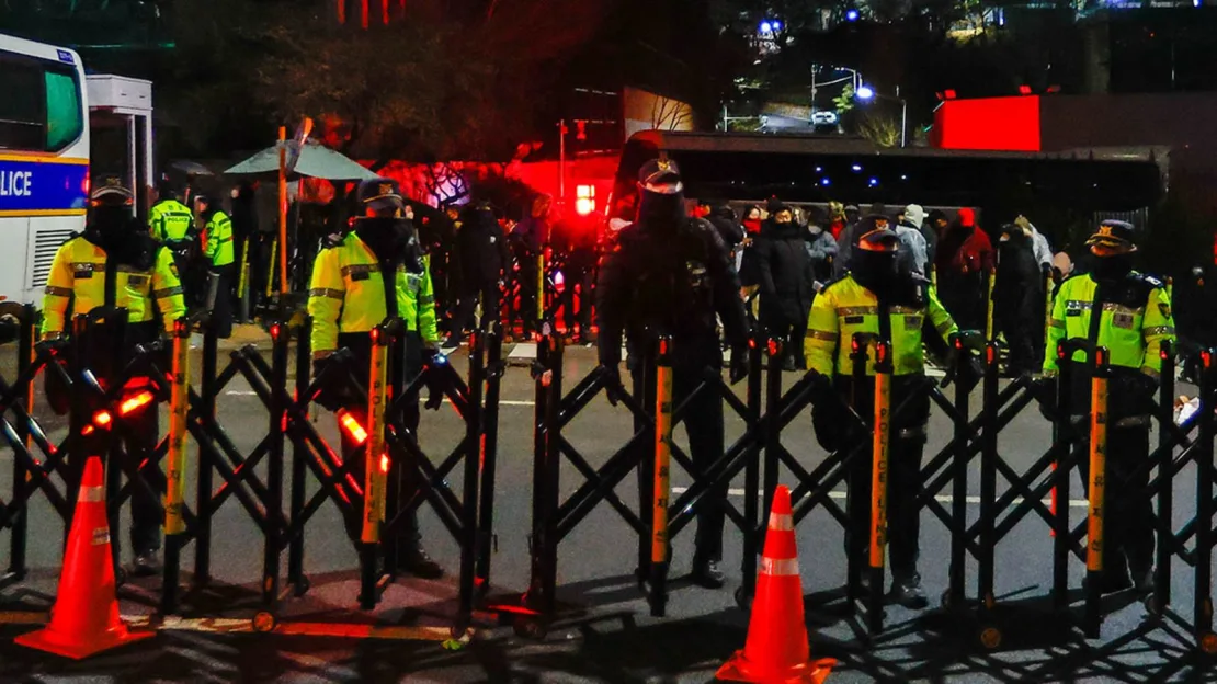 Policía frente a la residencia oficial de Yoon Suk Yeol, mientras las autoridades lanzan un nuevo intento de detener al asediado presidente de Corea del Sur. Daniel Ceng/Anadolu Getty Images