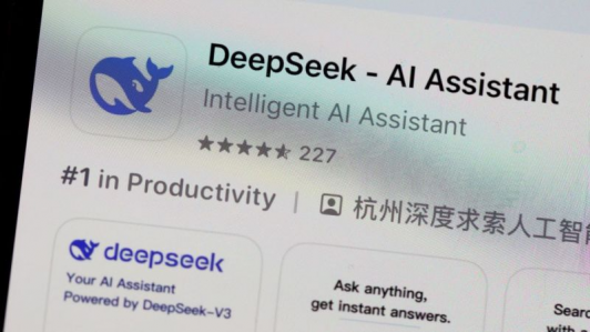 La curiosa “amnesia” con China de DeepSeek, la aplicación de IA que arrasa en descargas e irrumpe en el mercado financiero