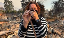 Bomberos ayudan a mujer a encontrar su anillo de bodas tras incendio que destruyó su vivienda